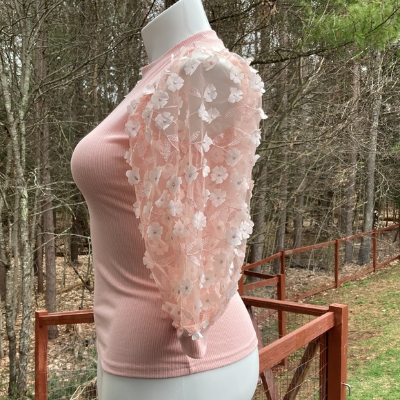 Peach ribbed top w/sheer puff sleeves with flower appliqués size M - Picture 5 of 6